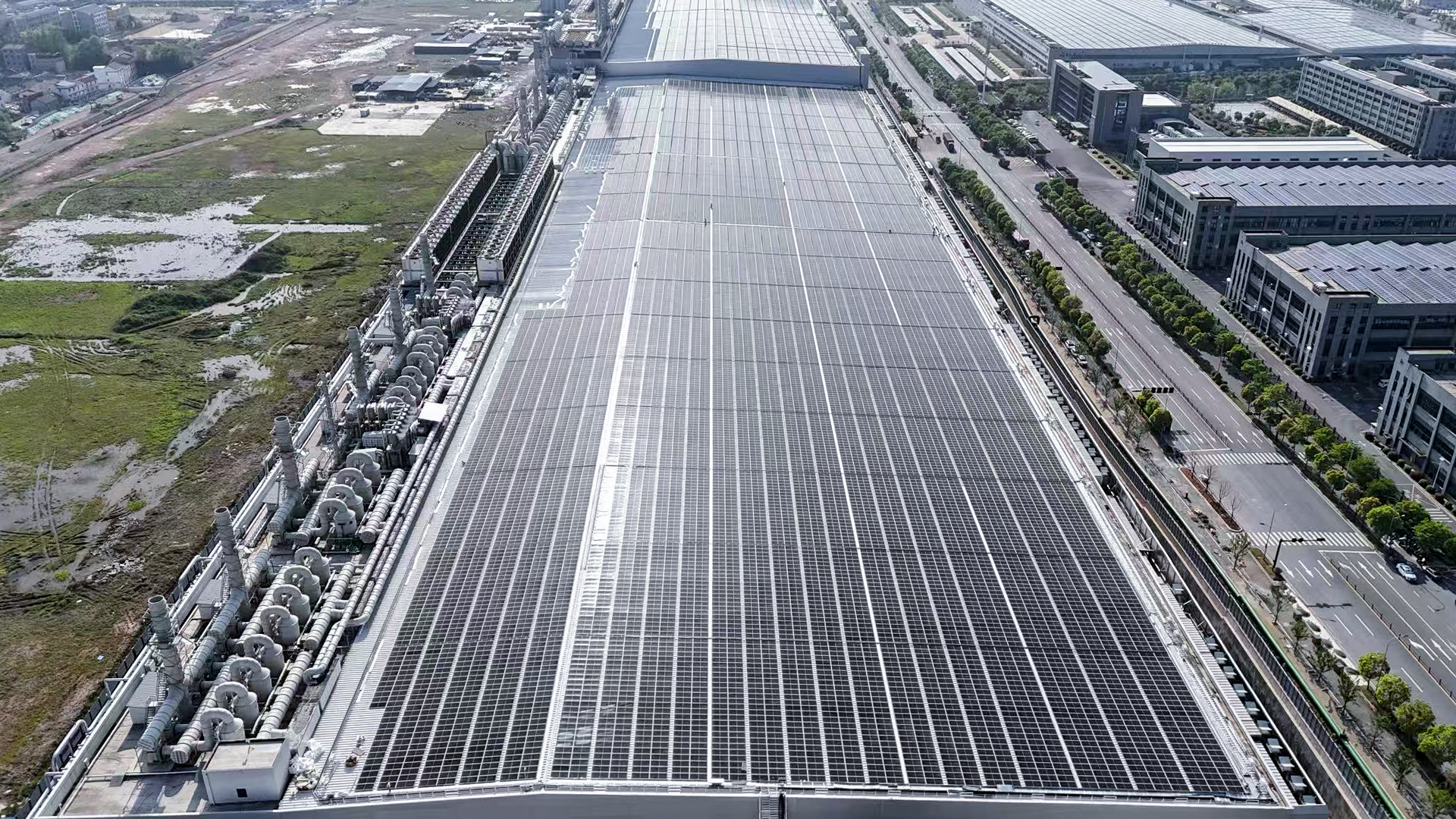 賦能綠色能源產(chǎn)業(yè)升級 美的光伏 & 中廣核 & 愛旭 18MW 屋頂光伏發(fā)電項目順利并網(wǎng)